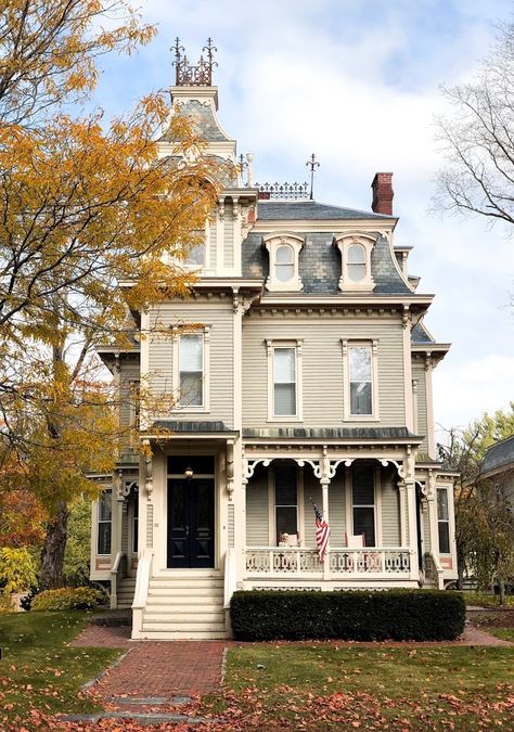 Colonial Style Homes Exterior, New England Victorian House, New England Architecture, Simple Victorian House, New England Colonial House Exterior, Old New England Homes, Scene Reference, Norman Architecture, House Reference