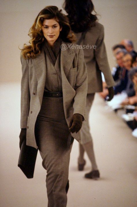 Cindy Crawford /  Calvin Klein Runway Show  F/W 1992 Calvin Klein Runway, Woman In Suit, 90s Runway Fashion, 90s Model, Classy Work Outfits, Cindy Crawford, Looks Chic, 가을 패션, Autumn Outfit