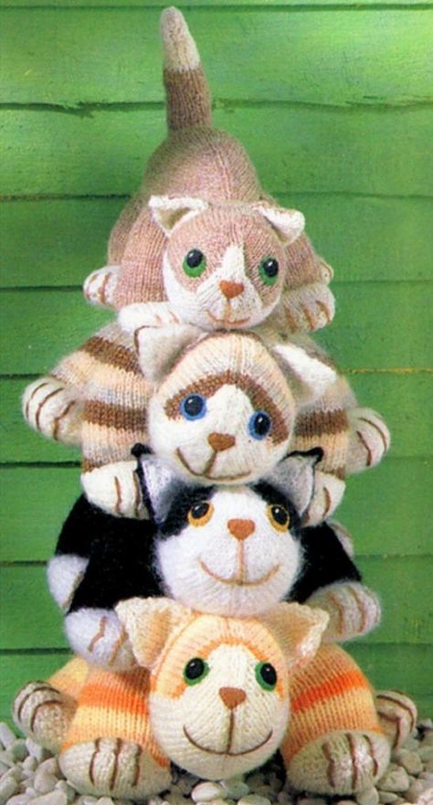 Four Knitted Cats - Free Pattern Kat Haken, Knit Cat, Knitted Toys Free Patterns, Animal Knitting Patterns, Knitted Cat, Knitting Patterns Toys, Knitted Animals, Vintage Knitting Patterns, Knitted Dolls