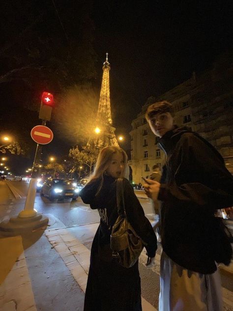 Living In Paris Aesthetic, Friends In Paris, Friends Pictures, Paris Dream, Paris Vibes, Girl Friendship, Parisian Life, Adventure Aesthetic, Paris Aesthetic