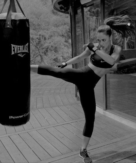 Boxe Thai, Lindsey Morgan, Fitness Home, Boxing Girl, Fitness Photoshoot, Fitness Magazine, Trening Abs, Punching Bag, Motivation Fitness