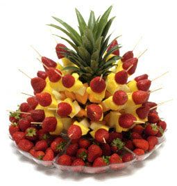 It's Written on the Wall: Arranging Fruit to make it look fabulous! Yummy recipes! Fruit Kabobs Display, Fruits Decoration, Fruit Creations, Fresh Fruit Recipes, Decorações Com Comidas, Fruit Skewers, Fruit Displays, Fruit Kabobs, Fruit Display