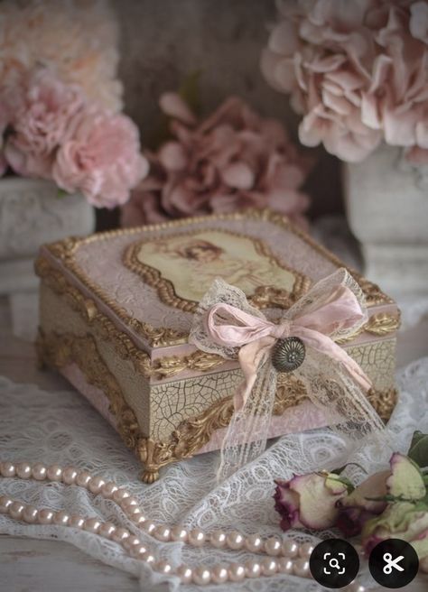 Enchanting Bedroom, Victorian Jewelry Box, Victorian Vanity, Shabby Chic Jewellery Box, Shabby Chic Boxes, Roses Romantic, Pr Kit, Dainty Coquette, Antique Storage