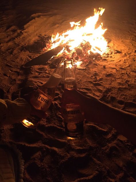 A relaxing fire and drinks after a long day of work. Beer Date, Beer Wallpaper, Friends Party Night, Vision Board Success, Beer Pictures, Beach Fire, Beer Photos, Beach Selfie, Romantic Love Images