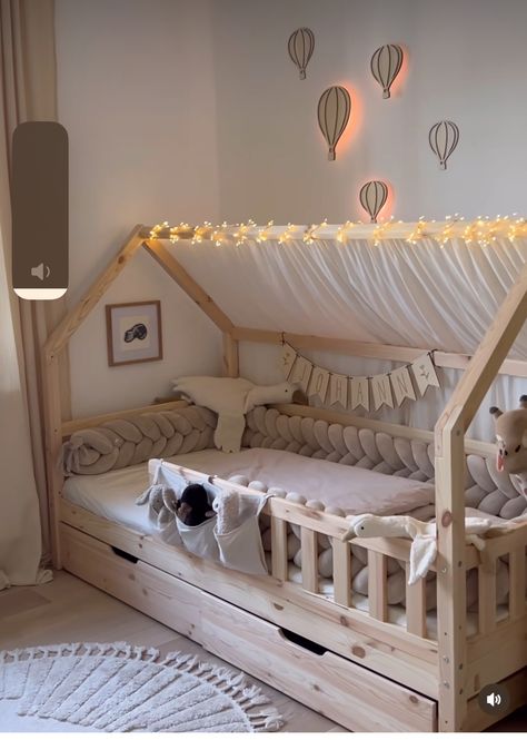 Toddler Bed Girl Ideas, Toddler Bed In Parents Room, Small Bedroom For Kids, Small Toddler Bedroom Ideas, Toddler Bed Ideas, Montessori Bedroom Baby, Small Toddler Rooms, Small Toddler Bedroom, Toddler Bedroom Design