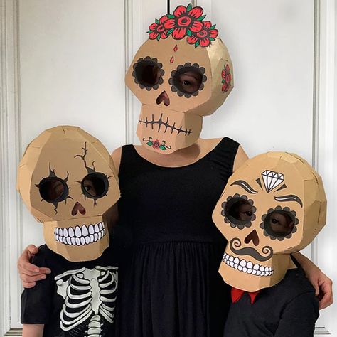 Halloween : cette maman crée des déguisements fabuleux tout en carton pour ses enfants Cardboard Skull, Diy Fantasia, Diy Halloween Masks, Skull Template, Frankenstein Costume, Cardboard Costume, Cardboard Mask, Halloween Infantil, Mascaras Halloween