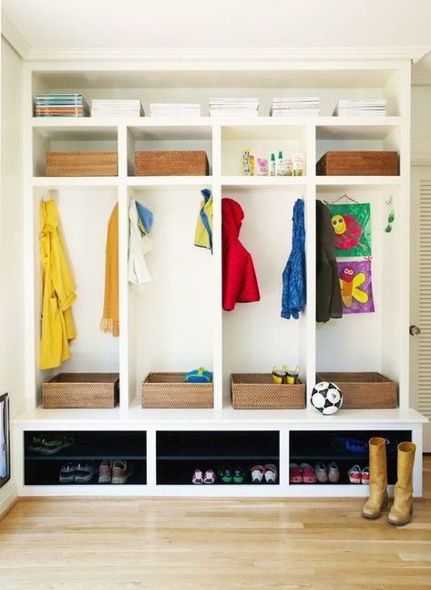 This mudroom offers excellent storage solutions for kids, including individual cubby spots with hooks for coats, wall space to hang artwork, baskets to collect sports gear, and dedicated areas for shoes. / Source Mudroom Cubbies, Billy Ikea, Mudroom Lockers, Mudroom Laundry Room, Mud Room Storage, Mudroom Design, Cosy Home, Cubby Storage, Mud Room