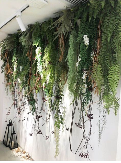 Hanging Greenery Wedding, Vertikal Garden, Hanging Greenery, Fern Wedding, Tattoo Plant, Wedding Altar, Indoor Plant Wall, Artificial Wedding Bouquets, Hanging Display