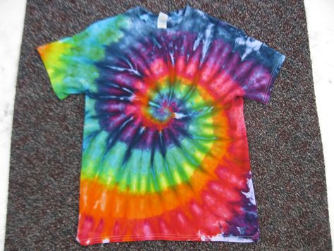 Woodstock shirt. Tye Die Patterns, Diy Clothes Projects, Tie Dye Shirts Patterns, Diy Tie Dye Shirts, Ice Tie Dye, Tie Dye Party, Dye Patterns, Tie Dye Crafts, Diy Tie