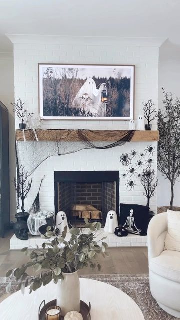 Minimalist Halloween Mantle Decor, Spooky Mantel Decor, Cute Modern Halloween Decor, Halloween Tv Mantle Decor, Halloween Mantle Ideas With Tv, Halloween Mantel With Tv, Fall Halloween Fireplace Decor, Fireplace Halloween Decor Mantel Ideas, Fireplace Mantle Halloween Decor