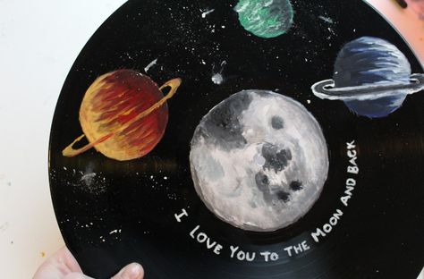 Painting, planets, record, record player, moon, I love you, cute, Saturn, drawing, stars, vinyl, record painting, vinyl painting Saturn Drawing, Painting Planets, Record Painting Ideas, Vinyl Record Painting, Vinyl Painting, Vinyl Record Art Ideas, Painted Records, Vinyl Record Crafts, Vinyl Paintings