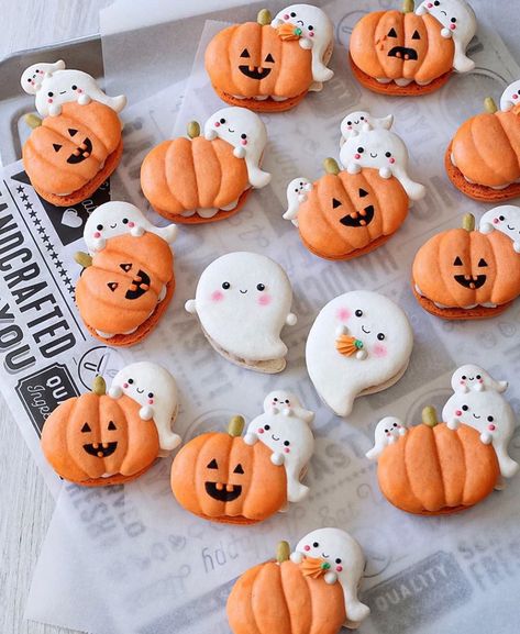 Which macarons is your favorite? The cutest little Halloween macaroons by the very talented @sugardevotion featuring the icing pumpkins from our Fall Fields sprinkle mix! #halloweenmacarons#halloweentreats#halloweendesserts#halloweenfood#macarons#macaronstagram#decoratedmacarons#cutedesserts#simplysucre#simplysucresprinkles Homemade Macarons, Cookies Aesthetic, Kue Macaroon, Postres Halloween, 귀여운 음식 그림, Halloween Baking, Cute Baking, Halloween Cake, Tanah Liat