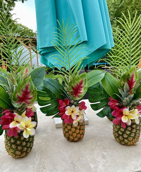 Christmas Luau Centerpieces, Luau Entertainment Ideas, Polynesian Birthday Party, Hawaiian Theme Party Decorations Diy, Hawaiian Christmas Centerpieces, Luau Party Table Decorations, Hawaii Party Decor, Hawaiian Crafts For Adults, Luau Wedding Ideas