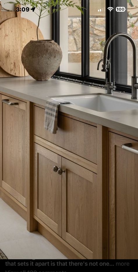 Modern Kitchen Design Wood Cabinets, Wood Shaker Cabinets Kitchen, Small Office Cabinet Ideas, Natural Oak Cabinets Kitchen, Natural Wood Kitchen Cabinets Modern, Pantry With Cabinets, Modern Organic Kitchen Design, Modern Natural Kitchen, Natural Oak Kitchen Cabinets