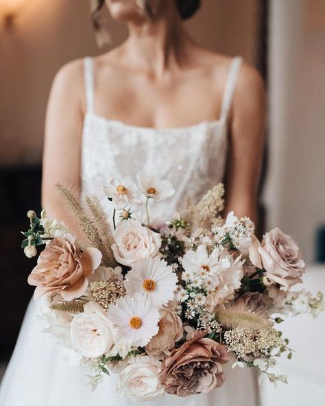 Modern Bridal Bouquets, Modern Prairie, Bridal Bouquet Summer, Neutral Wedding Flowers, Rustic Modern Wedding, Summer Wedding Bouquets, Bridal Bouquet Fall, Daisy Wedding, Bridal Bouquet Flowers