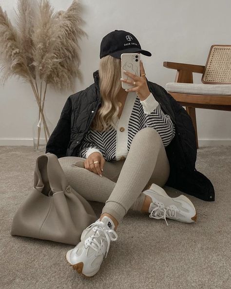 Beige Sneakers Outfit Street Style, Classy Sneakers Outfit Work, New Balance Trainers Outfit, New Balance Women Outfit 327, Nb 327 Women Outfit, Beige Sneakers Outfit, New Balance 327 Outfit, New Balance 327 Women Outfit, Winter Comfy Outfits