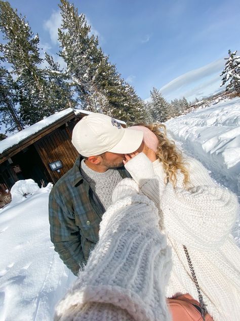 Couple Photo Poses In Manali, Couple Photo In Snow, Couple In Winter Aesthetic, Couple Poses Snow, Snow Pictures With Boyfriend, Cute Christmas Instagram Pictures, Winter Picture Ideas For Couples, Couple Snow Pictures Aesthetic, Couple Photo Snow