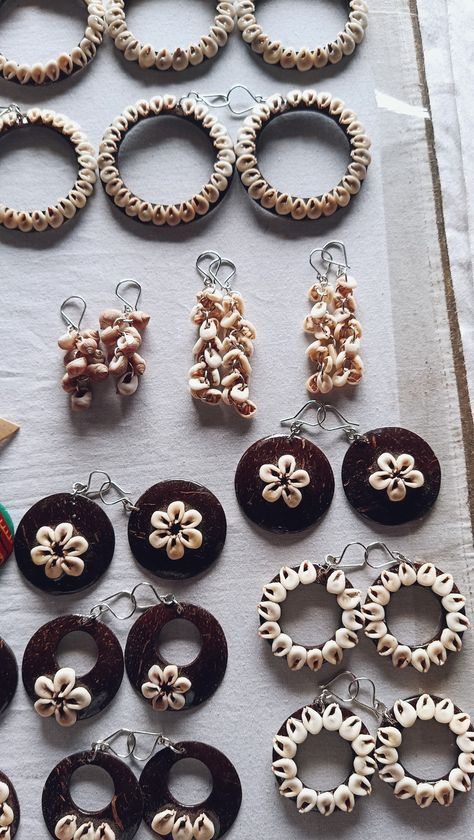 #earrings #tabushell #eastnewbritain #papuanewguinea Diy Kundan Jewellery, Vacation Earrings, Coconut Shell Earrings, Seashell Art Diy, African Attire Dresses, Shells Diy, Jewelry Piercing, Seashell Jewelry, Body Jewelry Piercing