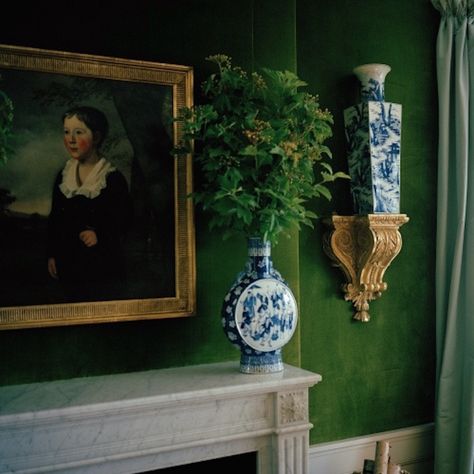 Eclectic Dining Room, Chateau Hotel, Chinoiserie Christmas, Eclectic Dining, Blue And White Chinoiserie, Green Inspiration, Chinoiserie Chic, Green Walls, Green Room