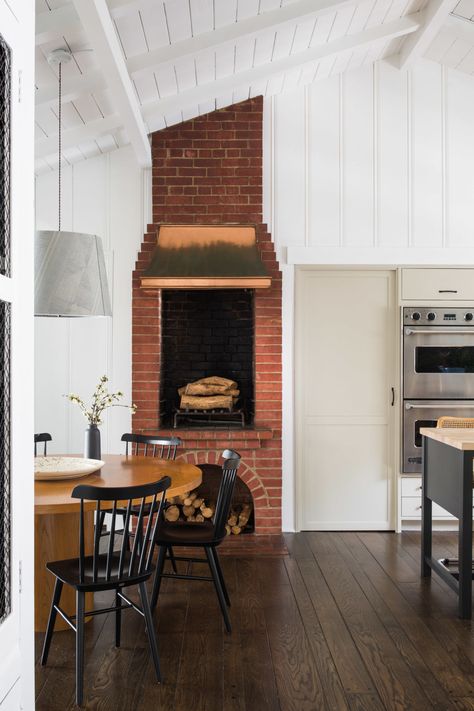 Rustic Prep Table, Brick Oven In Kitchen, Original Brick Fireplace, Dining Room With Fireplace, Kitchen Natural, House Pantry, Dining Room Fireplace, Rustic Home Interiors, Fire Places