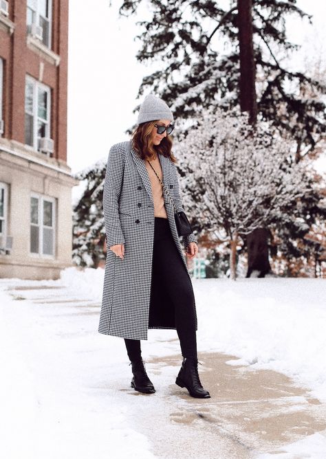 Lace-up boots and affordable cashmere Boots Outfits Winter, Boots Outfits, Black Lace Up Boots, Houndstooth Coat, Cashmere Hat, Style Fall, Winter Clothes, Winter Outfits Women, Winter Looks