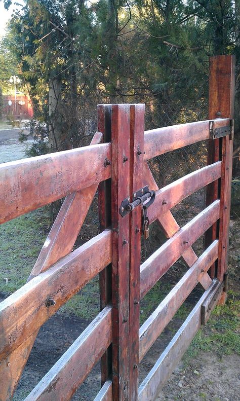 Cheap Diy Fence, Cedar Fence Gate, Wooden Farm Gates, Farm Fence Gate, Diy Fence Ideas, Driveway Gate Diy, Farm Gates Entrance, Farmhouse Backyard, Farm Entrance