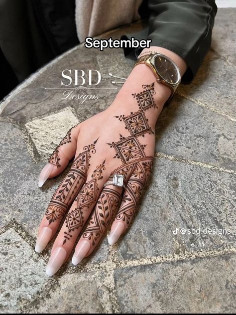 Back Hand Henna, Moroccan Henna, Cute Henna Designs, Henna Designs Wrist, Henna Nails, Henna Inspired Tattoos, Finger Henna Designs, Henna Tattoo Hand, Henna Tattoo Designs Hand