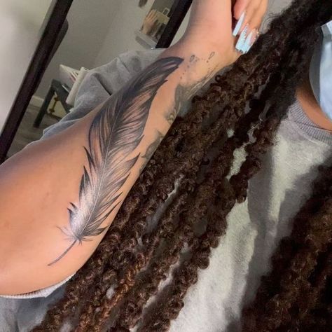 ❥ 𝑭𝒆𝒎𝒂𝒍𝒆 𝒕𝒂𝒕𝒕𝒐𝒐 𝒂𝒓𝒕𝒊𝒔𝒕 on Instagram: "Prettiest feather everrrr" Feather On Hand Tattoo, Feather Tattoos On Wrist, Native American Feathers Tattoo, Feather Dream Catcher Tattoo, American Indian Feather Tattoo, Tiger Feather Tattoo, Feather Back Tattoo, Feather Tattoo Black Women, Big Feather Tattoo