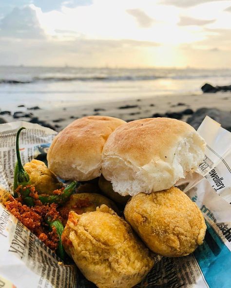 Wassup Mumbai on Instagram: “Vada Pav is not a food; it's an emotion for Mumbaikars 🤤😋😱😜🔥🔥 . 📍 Aamchi Mumbai . Tag your Vada Pav Squad!👇 . Follow @Wassup.mumbai . Use…” Vada Pao, Mumbai Meri Jaan, Aamchi Mumbai, Indian Fast Food, Instagram Family, Perfect Breakfast, Food Snapchat, Interesting Food Recipes, Hamburger Bun