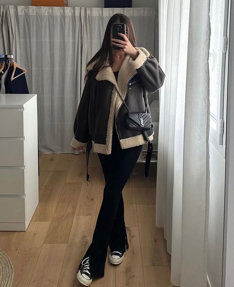 casual winter outfits girls trendy black Modesty Outfits, Europe Outfits, Uni Outfits, Easy Winter Outfit, Leather Jacket Outfits, Casual Day Outfits, Vans Slip On, Street Style Chic, Trench Coats Women