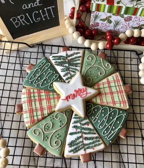 Cookie Platters Decorated, Triangle Christmas Cookies, Decorated Christmas Cookie Platter, Iced Cookies Ideas Christmas, Christmas Platter Cookies, Sugar Cookie Tree Decorating, Unique Christmas Cookies Decorated, Christmas Royal Iced Cookies, Christmas Frosted Cookies