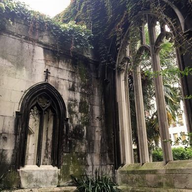 The Ruins of St. Dunstan-in-the-East – London, England - Atlas Obscura London Blitz, Shadow Of The Colossus, Beautiful Ruins, Castle Ruins, Theme Background, The Ruins, Public Garden, Gothic Architecture, Fantasy Aesthetic