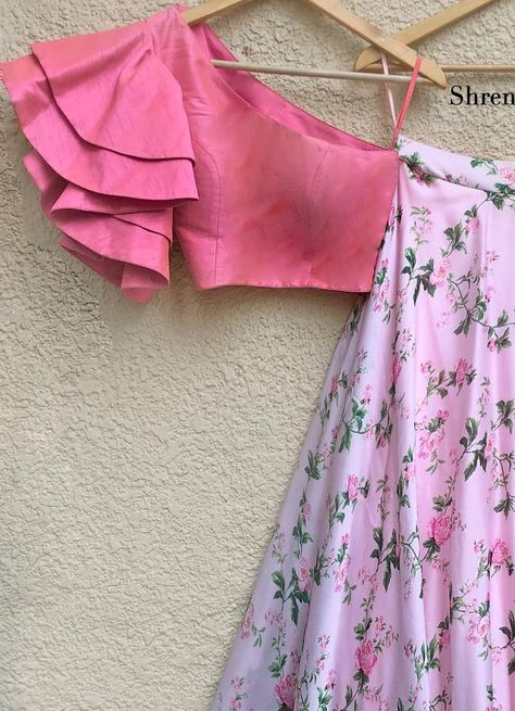 One Sleeve Blouse Design, New Blouse Designs Fashion, Backless Blouse Designs, New Saree Blouse Designs, Lehenga Designs Simple, Traditional Dresses Designs, Blouse Design Images, Set Saree, New Blouse Designs