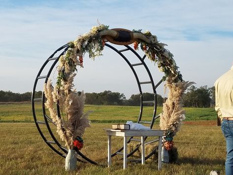 Western Wedding Isles, Hay Ring Wedding Arch, Rustic Wedding Arch Ideas, Country Wedding Arches, Wedding Wagon, Dairy Farm Wedding, Farmer Wedding, Wagon For Wedding, Country Western Wedding