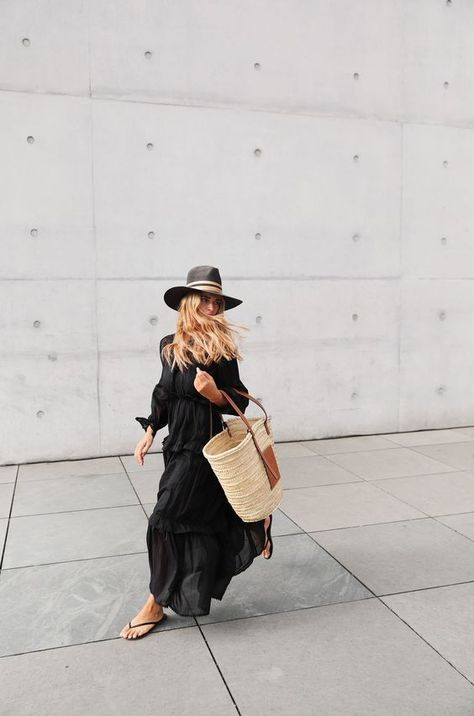 Comfy Travel Outfit, Black Straw Hat, Look Boho Chic, Summer Vacation Outfits, Travel Outfit Summer, Minimal Outfit, Fashion Blogger Style, Looks Black, Summer Fashion Trends