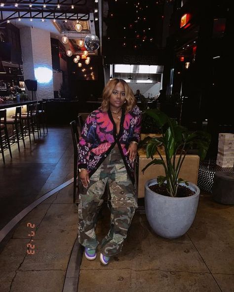 Black Women Style Inspiration, Army Pants Street Style, All Black Brunch Outfit Fall, Fall Skirt Outfits Black Women, Women Camo Pants Outfit, Styling Camo Pants Women, Cardigan Outfits Black Women, Cardigan Outfit Street Style, Winter Looks Black Women