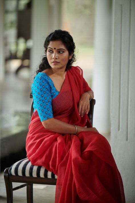 Kaithari Saree, Blouse Styling, Anju Kurian, Dharsha Gupta, Sitting In Chair, Poses Sitting, Sari Design, Sitting Pose, Sri Rama