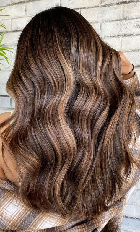 Brown Hair Lady, Autumn Hair Colours, Toffee Hair Color, Light Brunette Hair Color, Hazelnut Hair Color, Hair Color For Fall, Hazelnut Hair, Hair Colour Trends, New Hair Color Trends