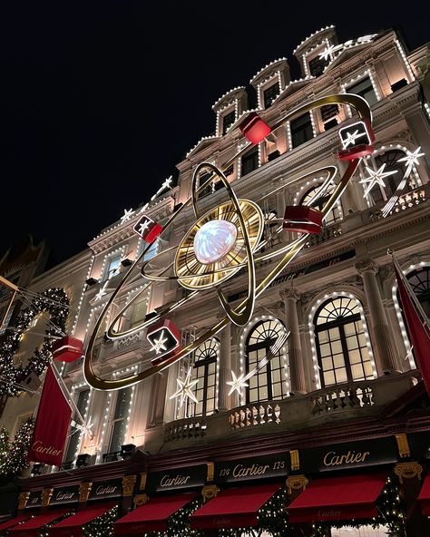 it’s beginning to look a lot like Christmas in London🎄✨ the one month countdown is nearly upon us!! 🎅🏼❄️ here’s some of the best places to visit for the ultimate festive experience: 🎄 Covent Garden ❄️ Annabel’s Mayfair 🚗 Koyn, Mayfair ✨ Old Bond Street 🪽 Regent Street ⭐️ Oxford Street send this to someone you want to visit London with this Christmas ♥️ #christmasinlondon #christmasdecorations #christmaslights #oxfordstreet #london #christmasgetaway #coventgardenlondon #coventgarden... Christmas Getaways, Christmas In London, Covent Garden London, Regent Street, London Christmas, Oxford Street, Visit London, Bond Street, Covent Garden