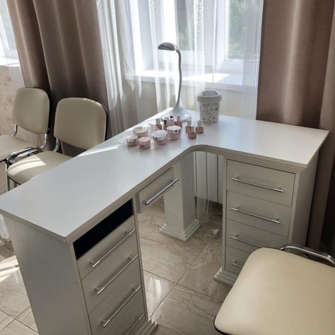 Nail Table Ideas At Home, Mesa Nail Designer, Nail Desk Ideas, Mobile Nail Salon, Nail Room Ideas, Salon Design Ideas, Tech Room, Nail Salon Interior Design, Nail Salon Interior