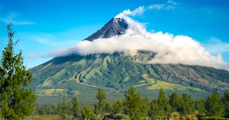 Mayon Volcano Eruption, Mount Mayon, Mayon Volcano, Regions Of The Philippines, Volcano Eruption, Bat Flying, Mindoro, Big Battle, Feeling Excited