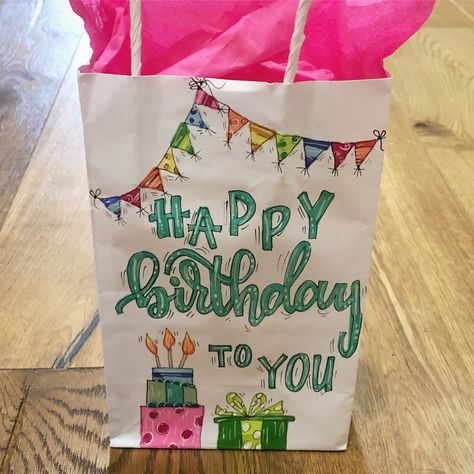 Cute, bright, hand made gift bags Hand Painted Gift Bags, Painted Gift Bags, Birthday Doodle, Bag Painting, Decorated Gift Bags, Gift Bags Diy, Pen Diy, Diy Gift Card, Handpainted Bags