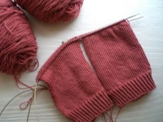 two at a time sock knitting tutorial, one needle, looks easy enough... Magic Loop Knitting, Knitting Help, Sock Knitting, Magic Loop, Knitting Instructions, Sock Knitting Patterns, Crochet Socks, Sock Patterns, Knitting Tutorial