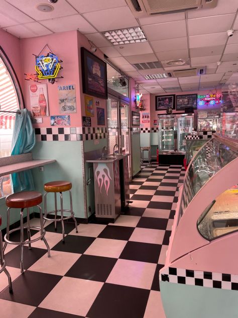 Mels Diner Aesthetic, Retro Diner Aesthetic, Pink Diner, Red Bedroom Decor, Diner Aesthetic, 50s Aesthetic, 1950s Diner, 50's Diner, 50s Diner