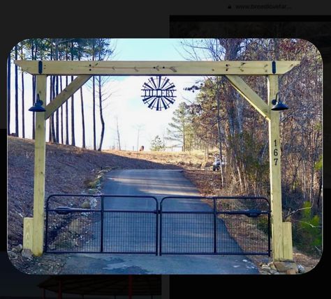 Gate Entryway Ideas, Gate Posts Ideas Driveways, Overhead Gate Entrance, Rustic Farm Entrance, Country Entrance Gates, Farmhouse Entry Gate Entrance, Front Entrance Gate Ideas, Property Entrance Gate Ideas, Ranch Style Driveway Entrance