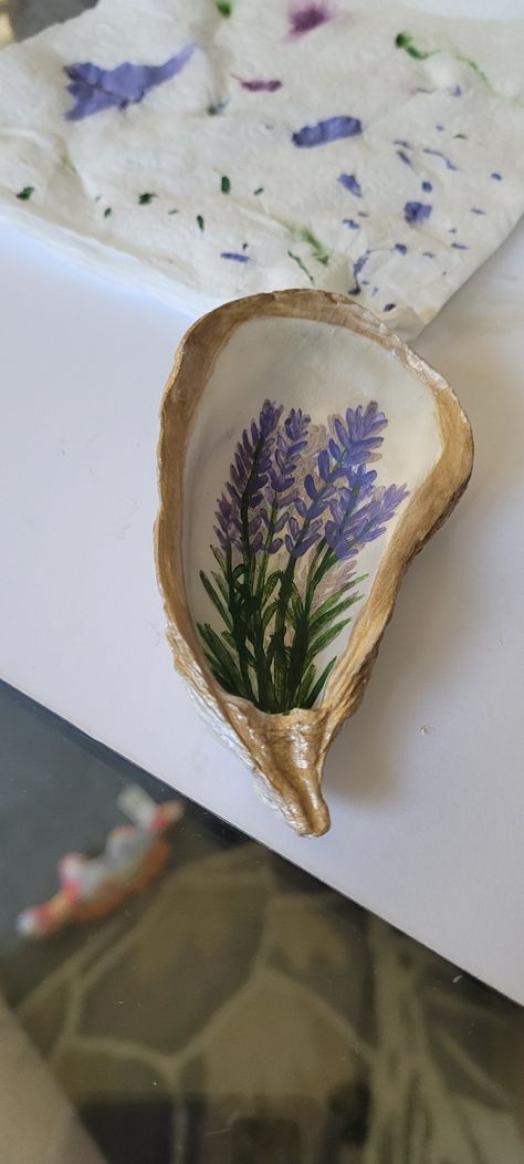 Painting On Oyster Shells, Oyster Shell Painting Ideas, Oyster Shell Decor, Hand Painted Oyster Shells, Oyster Shell Painting, Paint Oyster Shells, Painting Oyster Shells, Painted Oyster Shells Ideas, Painting On Shells