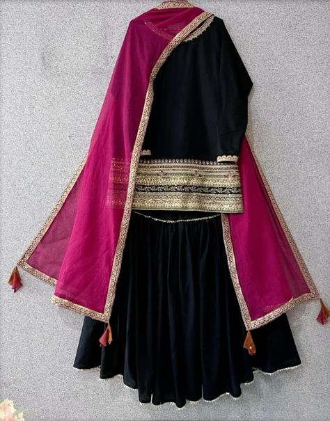 Simple Gharara Designs Pakistani, Simple Garara Design, Simple Gharara Designs, Dress Ideas For Wedding Guest Indian, Gharara Designs Pakistani, Mehndi Dresses Pakistani For Sisters, Net Dresses Design Ideas, Garara Suits Designs, Black Gharara