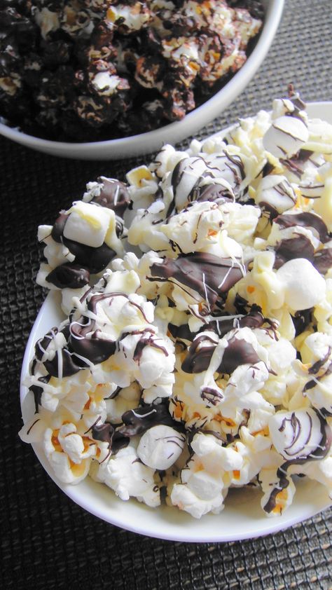 Marshmallow Drink, Covered Popcorn, Chocolate Covered Popcorn, Marshmallow Desserts, Marshmallow Popcorn, Bake Something, How To Make Marshmallows, Chocolate Covered Marshmallows, Hazelnut Chocolate