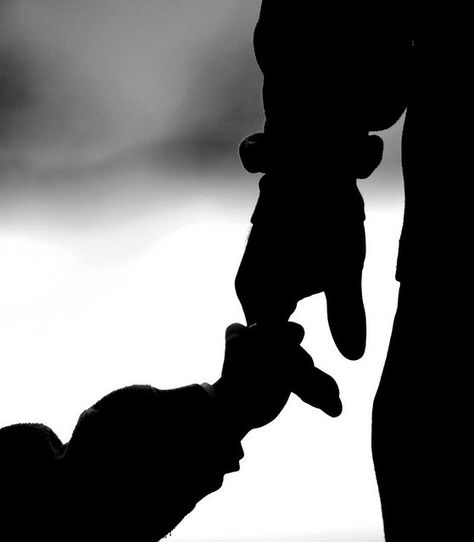 Hands of love...BEST Father Daughter photo.  #fatherdaughterpicture #fatherdaughterphoto #fatherdaughterlove Father Daughter Pictures, Sebastian Castellanos, Father Daughter Photos, Father Daughter Photography, Peaceful Mind, Cool Pencil Drawings, Foto Tips, Klaus Mikaelson, Dad Daughter