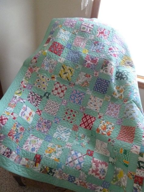 Snowflake Quilts, 1930s Quilts, Quilt Simple, Feedsack Quilt, American Patchwork And Quilting, Vintage Quilts Patterns, Quilts Vintage, Scrappy Quilt Patterns, Quilt Magazine